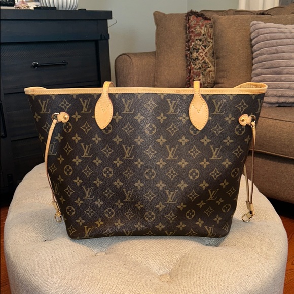 Louis Vuitton Handbags - Louis Vuitton Neverfull Beige Monogram MM shoulder bag